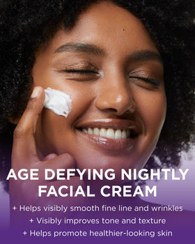 Texture de la crème de nuit Andalou Naturals sur une spatule
