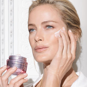 Texture de la crème Estée Lauder Tri-Peptide sur une main