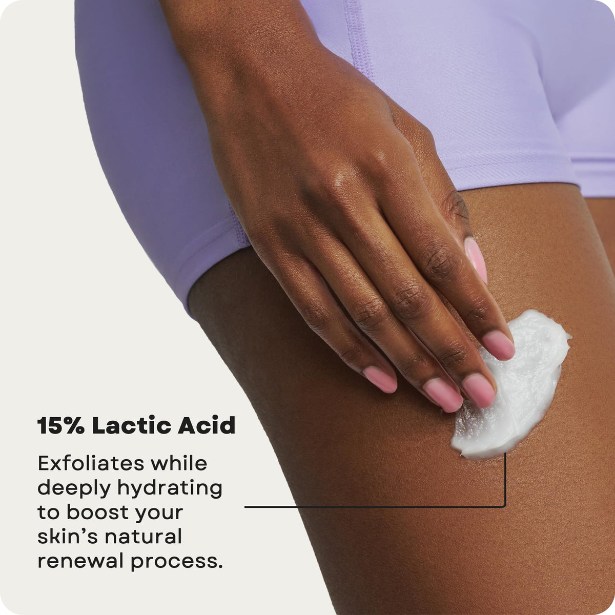Texture de la crème hydratante AmLactin KP Bumps Be Gone sur la main