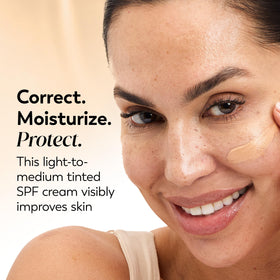 Texture de la Crème Hydratante CC Olay sur la main