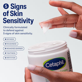 Texture de la crème hydratante Cetaphil sur une main