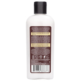 Texture de la crème pour cheveux bouclés Desert Essence sur une main