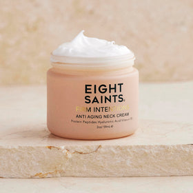 Texture de la crème pour le cou Eight Saints sur une main