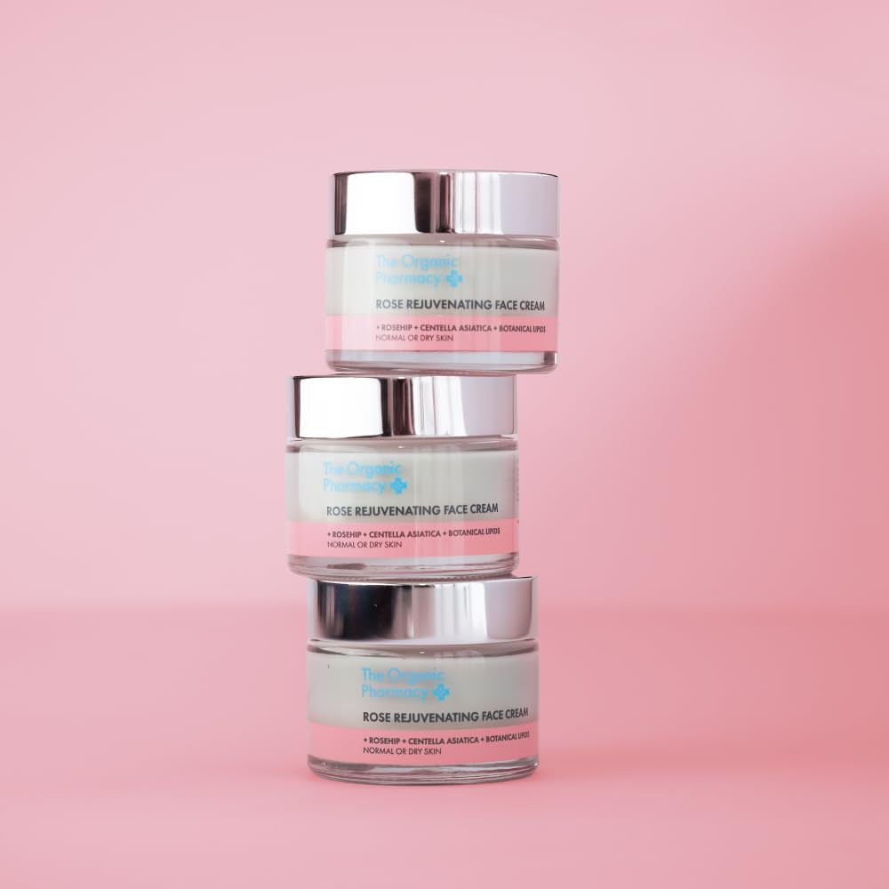 Texture de la Crème Réjuvénante à la Rose sur une main