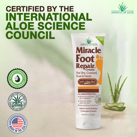 Texture de la crème réparatrice des pieds Miracle of Aloe sur une main