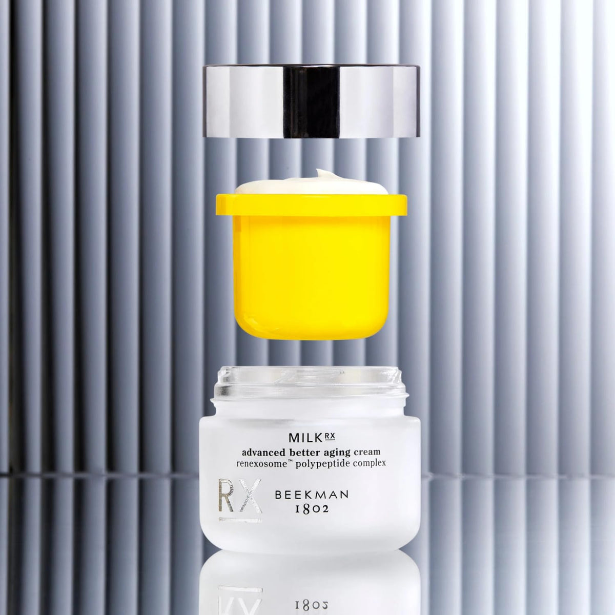 Texture de la crème visage Beekman 1802 sur une main
