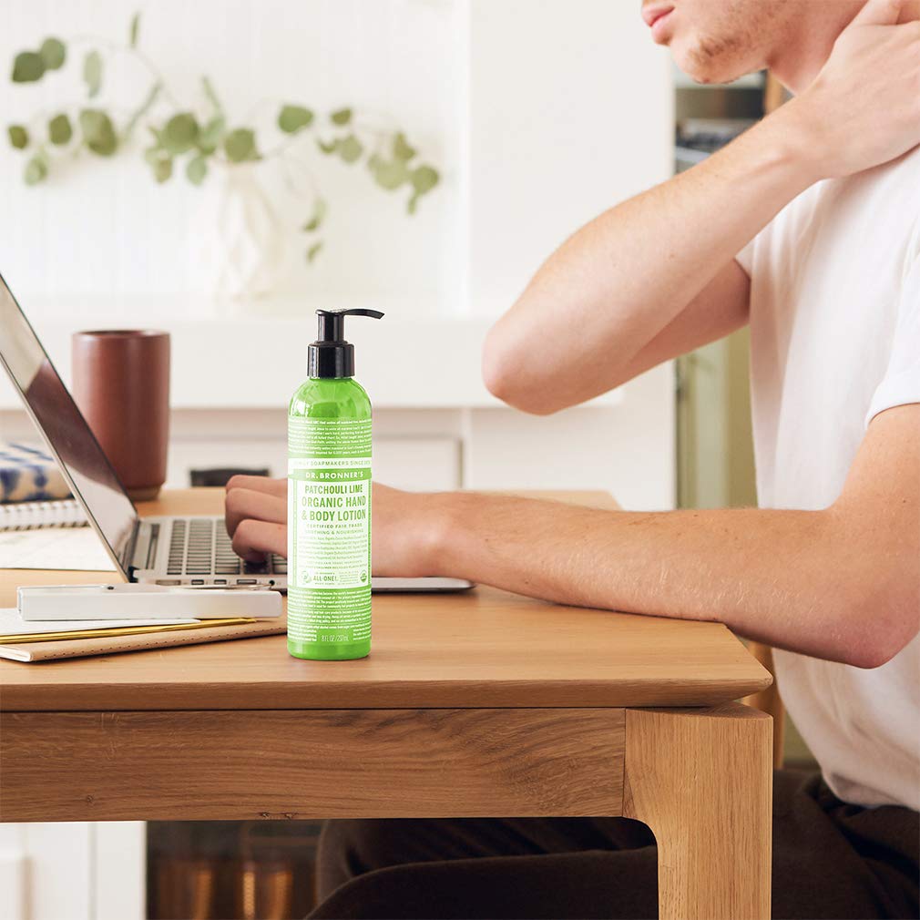 Texture de la lotion Dr. Bronner's sur une main