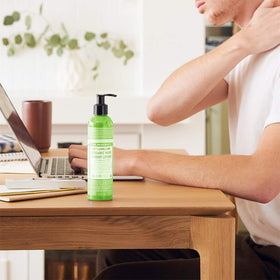 Texture de la lotion Dr. Bronner's sur une main