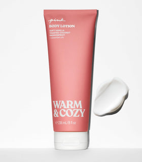 Texture de la lotion Warm & Cozy de Victoria's Secret sur une main
