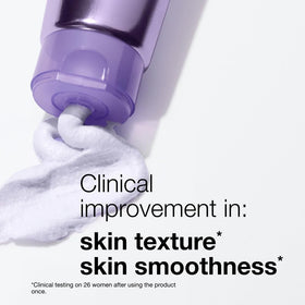 Texture de la mousse nettoyante Clinique sur la main
