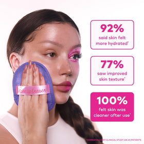 Texturé doux de la lingette MakeUp Eraser contre la peau