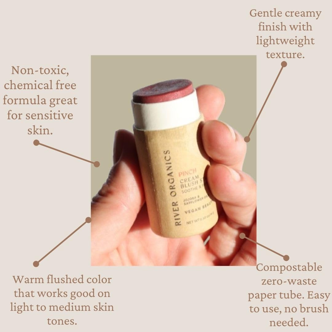 Texture du crayon blush River Organics sur une main