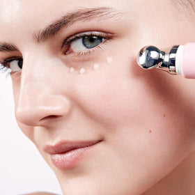 Texture du Crème-Gel Contour des Yeux CLARINS sur un doigt