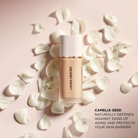 Texture du fond de teint liquide Laura Mercier 1C1 Cool Vanille sur la main