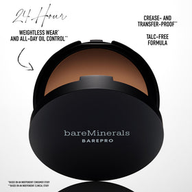 texture du fond de teint poudré bareMinerals sur le dos de la main