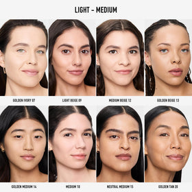 Texture du fond de teint poudré minéral bareMinerals sur un fond neutre