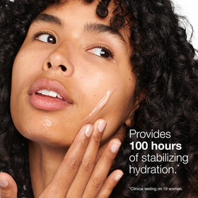 Texture du gel-crème Clinique Moisture Surge 100H sur le doigt