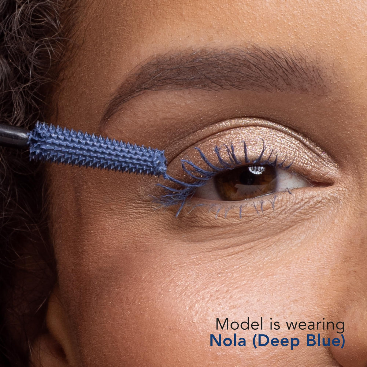 Texture du mascara Thrive Causemetics sur une main