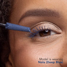 Texture du mascara Thrive Causemetics sur une main