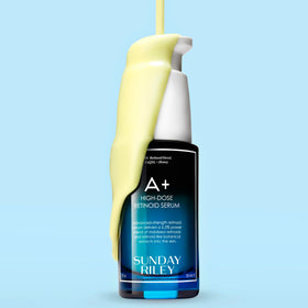 Texture du sérum A+ Sunday Riley sur un doigt