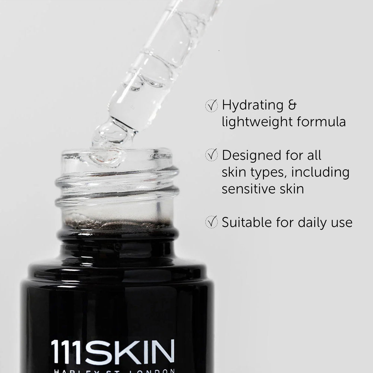 Texture du sérum Vitamine C Noir 111SKIN sur une main
