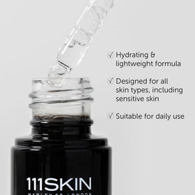 Texture du sérum Vitamine C Noir 111SKIN sur une main