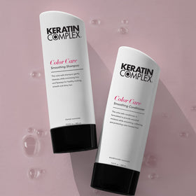 Texture du shampooing Keratin Complex Soin Couleur sur une main