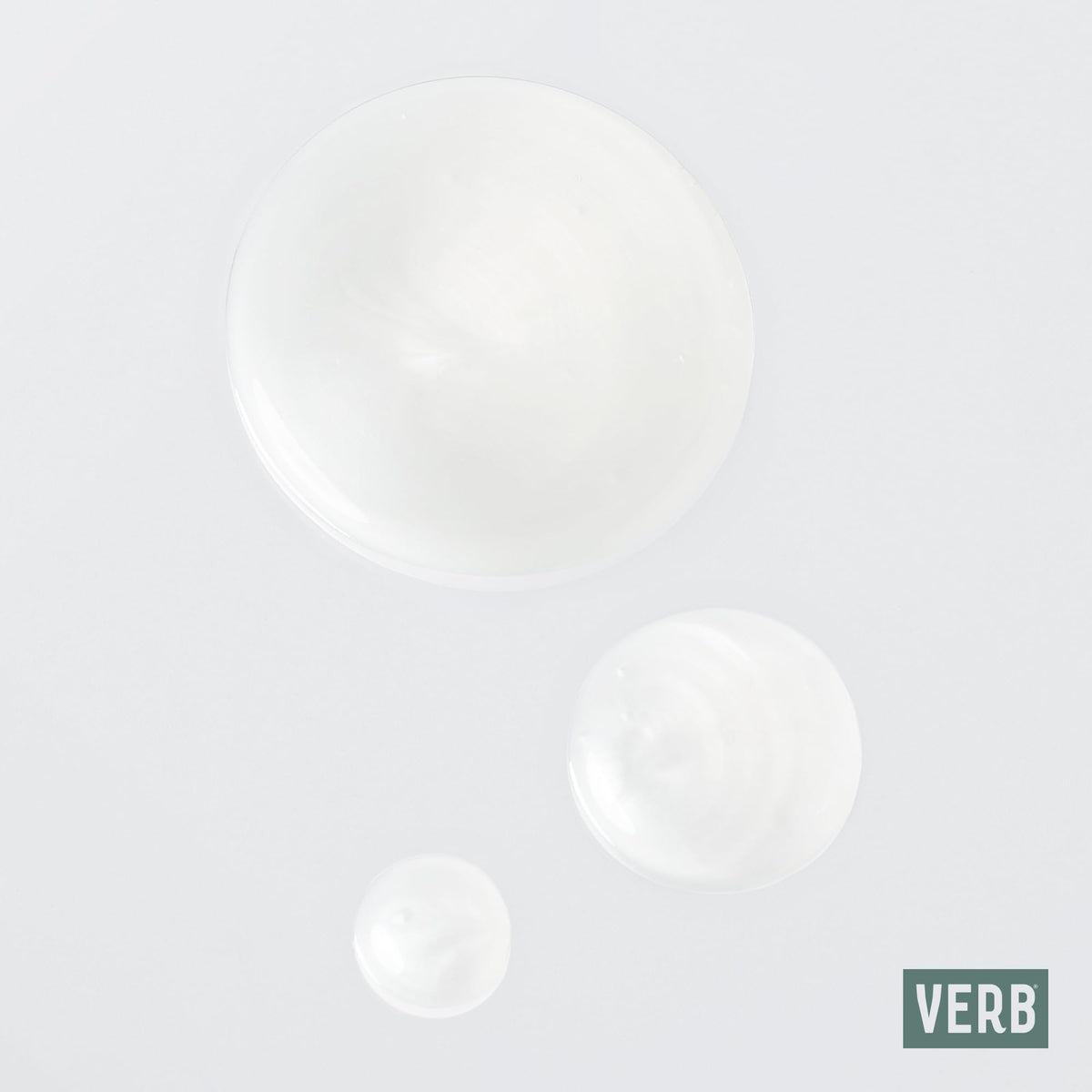 Texture du shampooing VERB Ghost sur un fond blanc