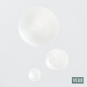Texture du shampooing VERB Ghost sur un fond blanc