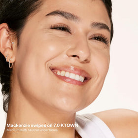 Texture du Tower 28 Swipe Serum Concealer sur une main