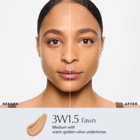 Texture fluide du fond de teint Estée Lauder Double Wear sur la main