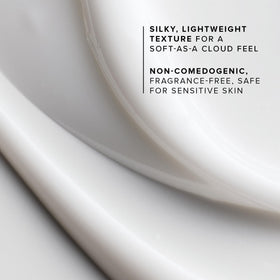 Texture légère de la crème Farmacy Honey Cloud sur une spatule