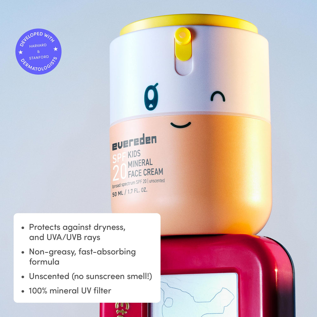 Texture légère de la crème minérale Evereden sur une main