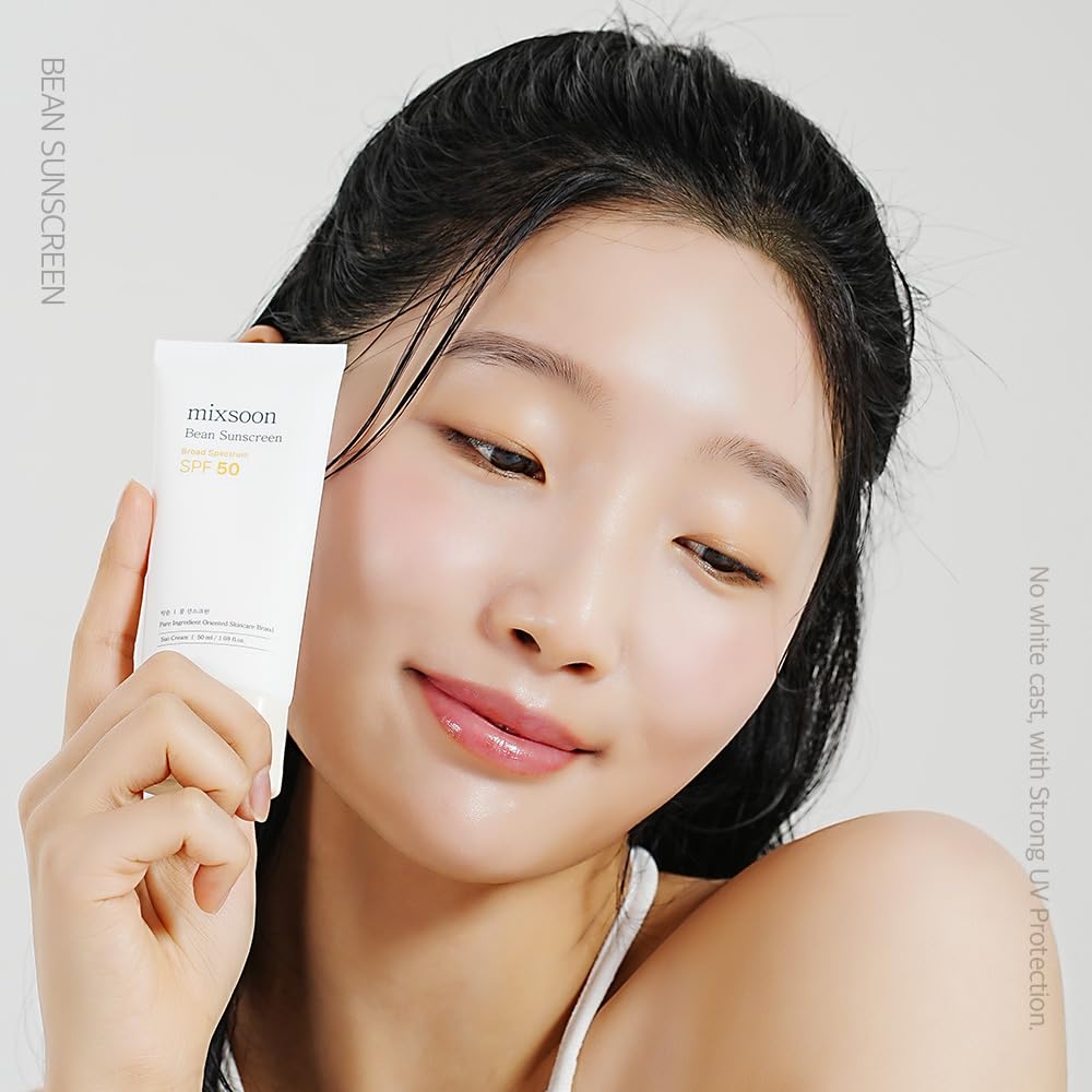 Texture légère de la crème solaire mixsoon sur la main