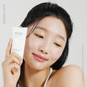 Texture légère de la crème solaire mixsoon sur la main