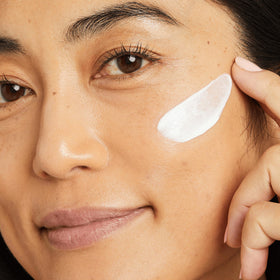 Texture légère de la crème visage No7 Lift & Luminate