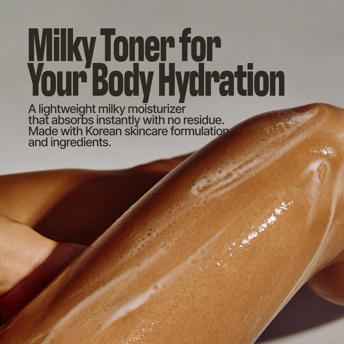 Texture légère de la lotion corporelle Zesty sur une main