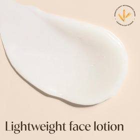 Texture légère de la lotion hydratante Aveeno sur la main