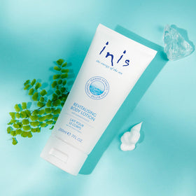Texture légère de la lotion Inis sur la peau