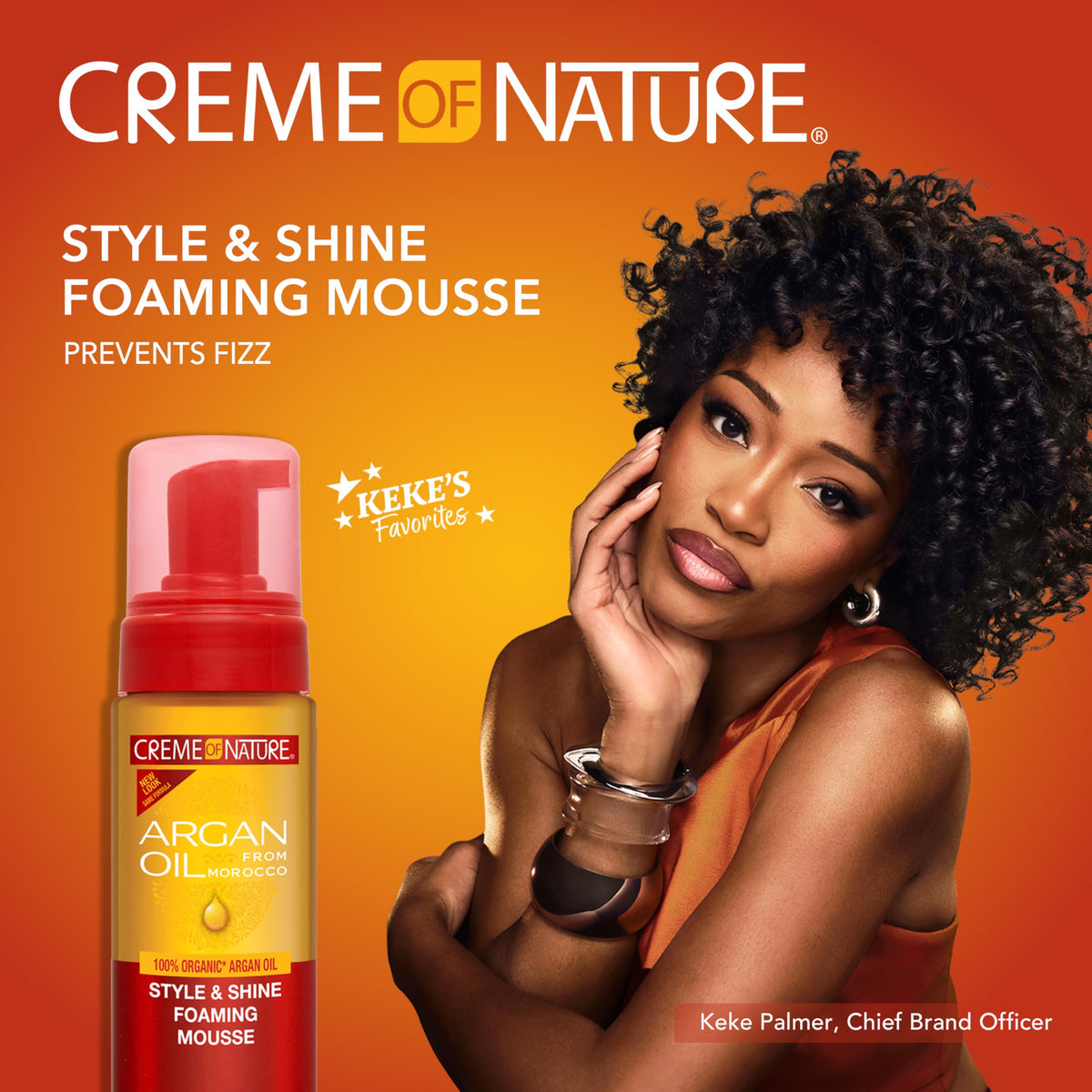 Texture légère de la mousse coiffante Creme of Nature sur une main