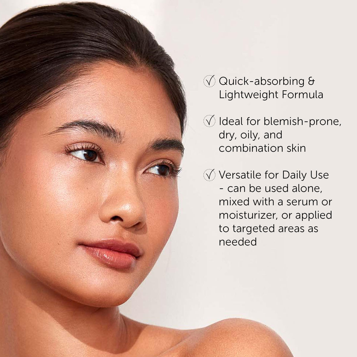 Texture légère du sérum Anti-Blemish 111SKIN sur un doigt
