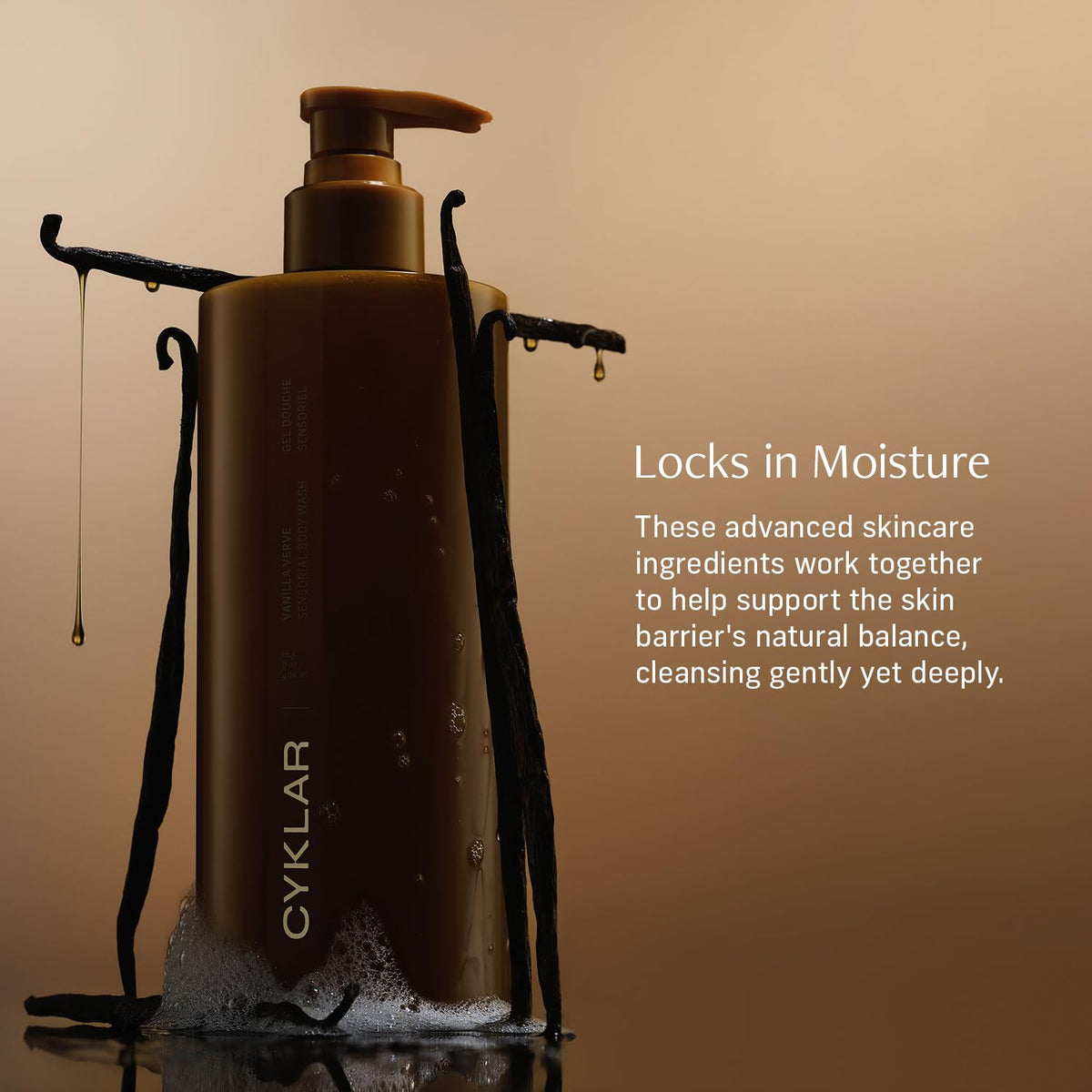 Texture mousseuse du gel douche CYKLAR sur une éponge