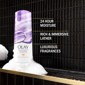 Texture mousseuse du gel douche Olay sur une éponge
