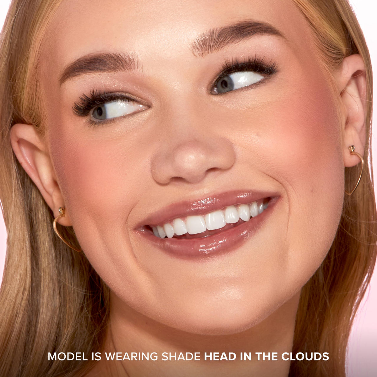 Texture poudre veloutée du blush Too Faced Cloud Crush