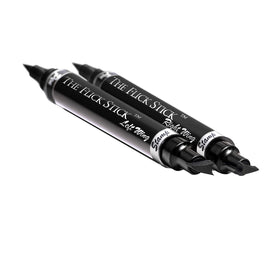 The Flick Stick Eyeliner sur fond blanc