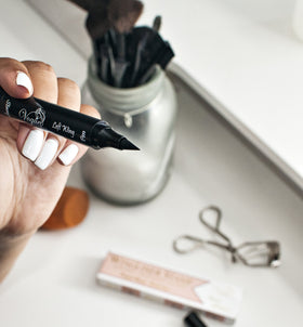 The Flick Stick Eyeliner sur un fond neutre pour présentation