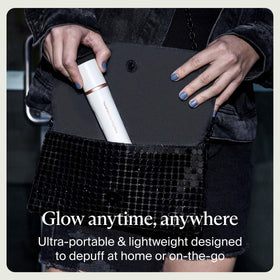 TheraFace Depuffing Wand sur une table de maquillage
