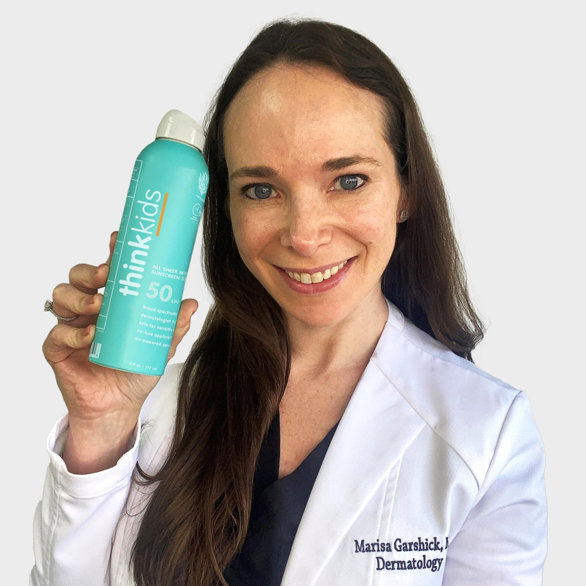 THINK Crème Solaire En Spray Enfant SPF 50+ application sur peau