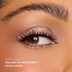 Thrive Causemetics Brilliant Eye Brightener Stick à côté d'autres produits de beauté