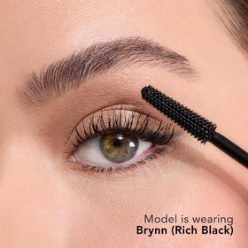 Thrive Causemetics mascara tubing dans une trousse de maquillage